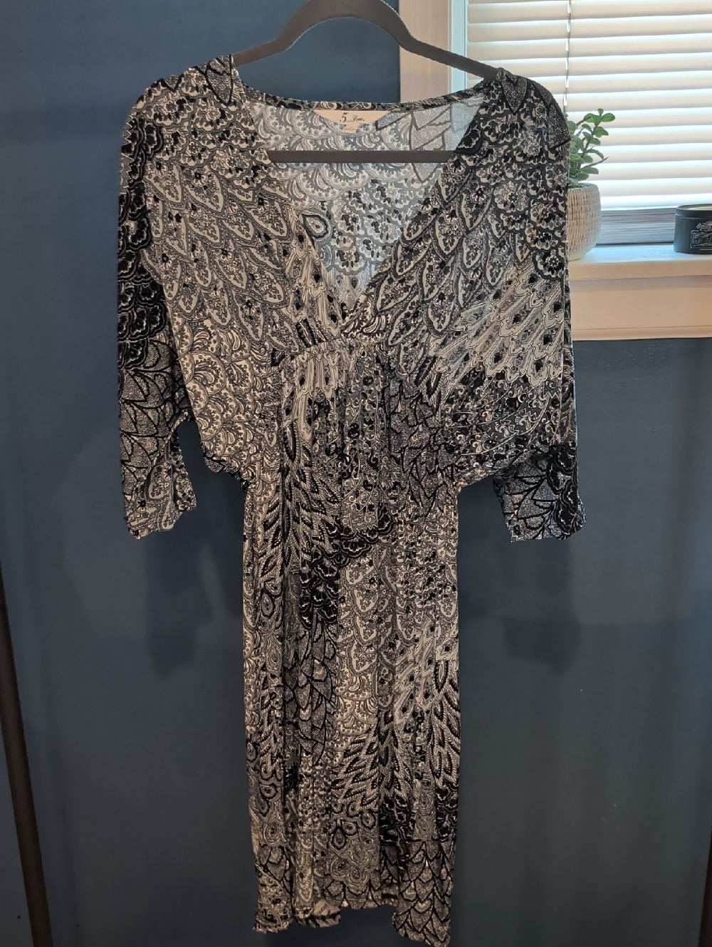 5th & Love Black and White Paisley V-Neck Long Sleeve Maxi Dress